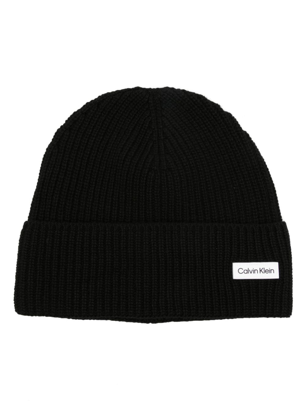 Calvin Klein Essential logo-patch beanie