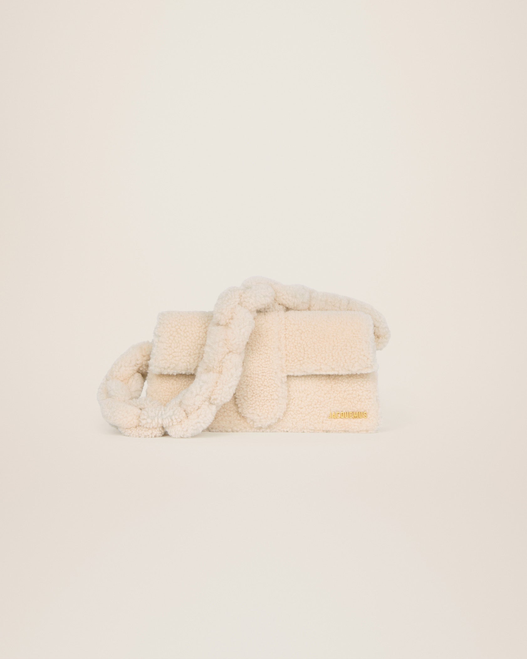 Jacquemus e Bambidou Shearling flap bag.