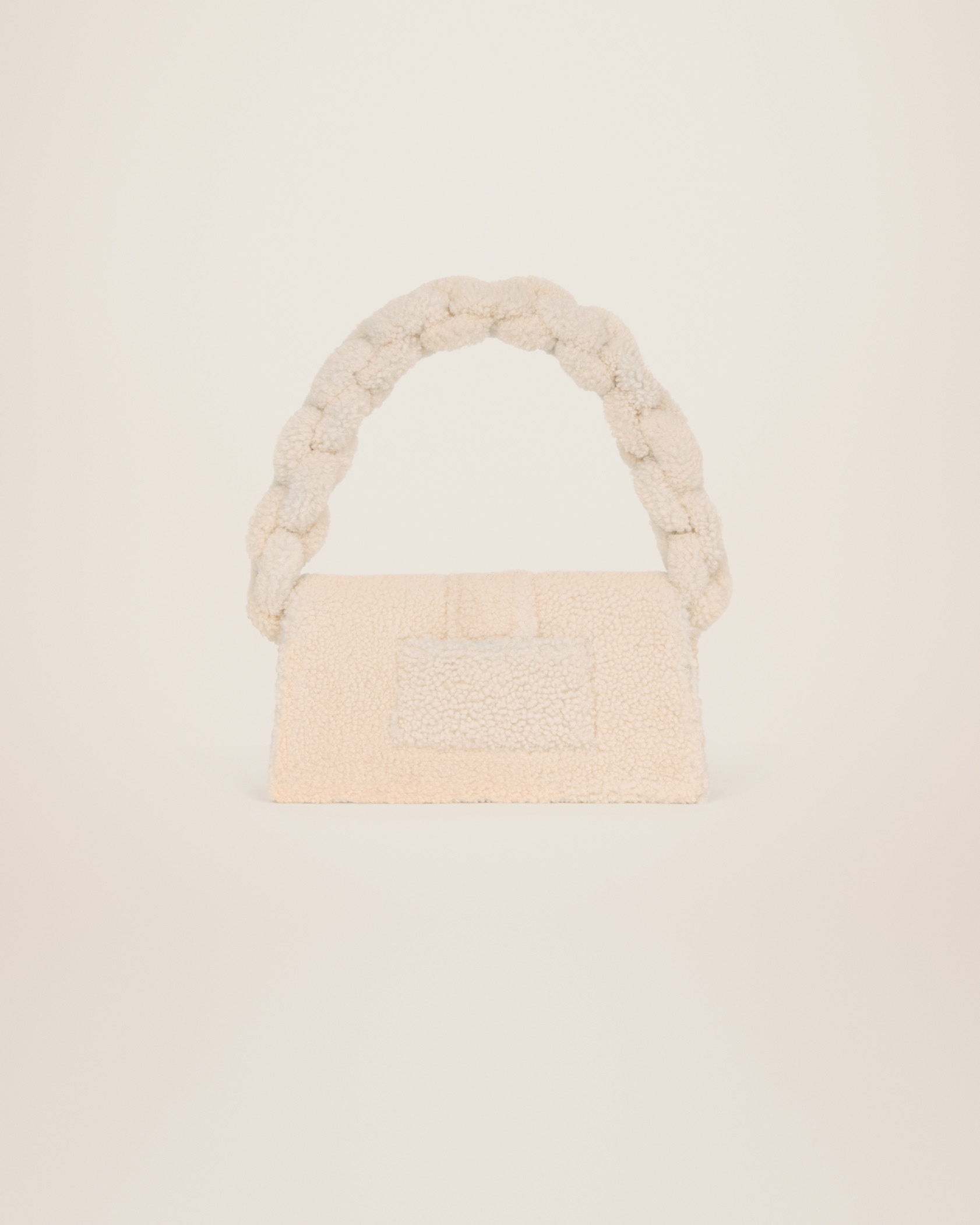 Jacquemus e Bambidou Shearling flap bag. - Image 4