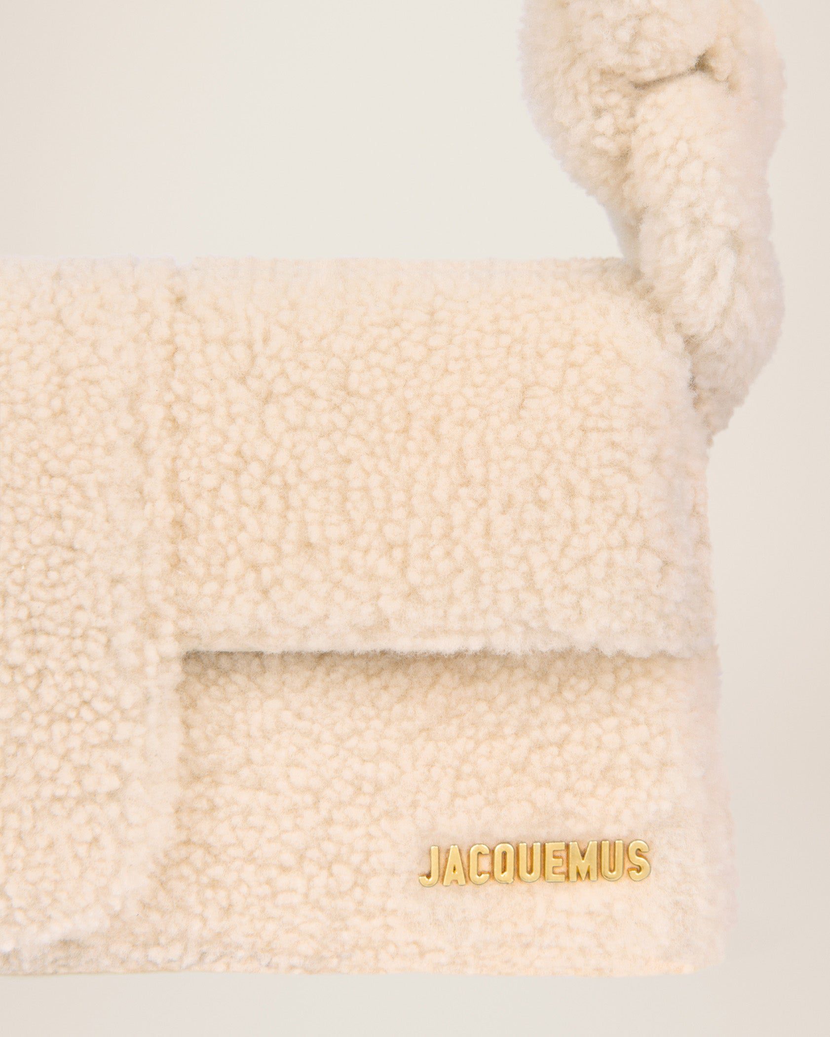 Jacquemus e Bambidou Shearling flap bag. - Image 7