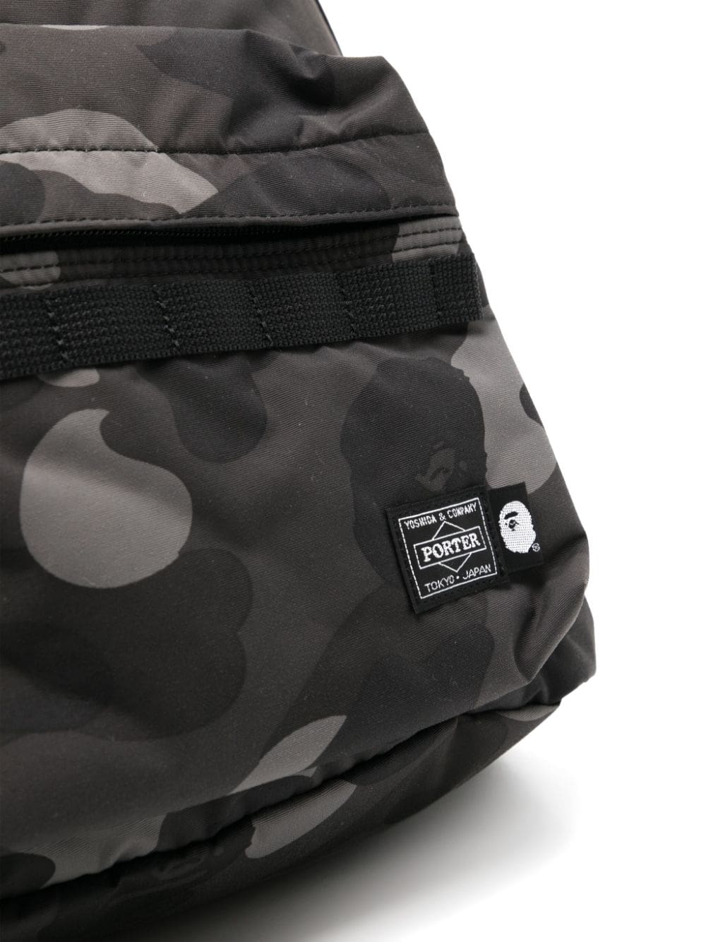 A BATHING APE® logo-patch camouflage-print backpack - Image 5
