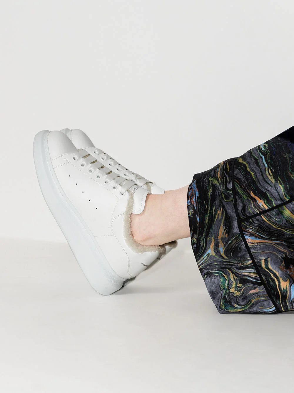 Alexander McQueen Oversized shearling-lining sneakers - Image 3