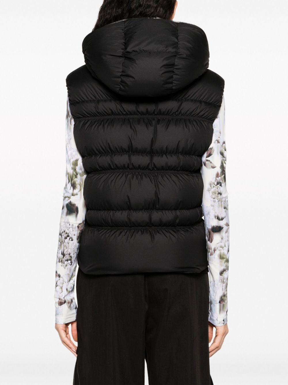 Moncler logo-patch padded gilet - Image 4