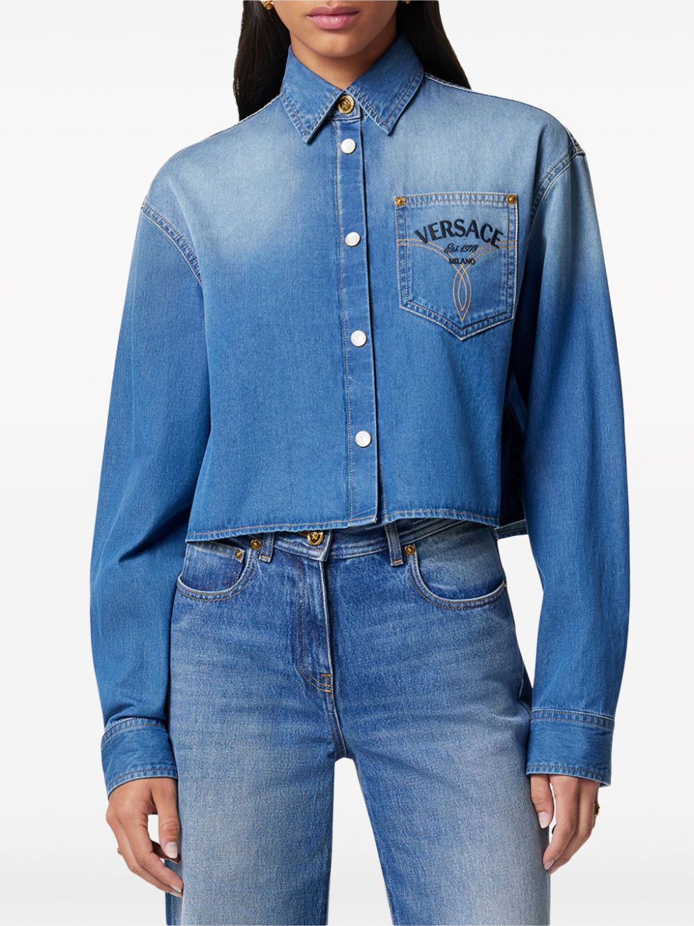 Versace logo-embroidered cropped denim shirt - Image 3